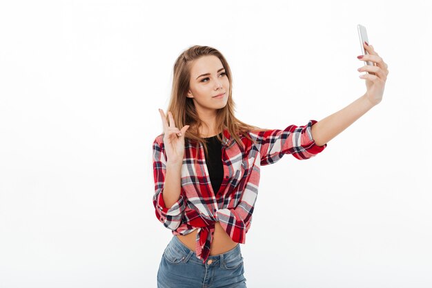 Retrato de una niña encantadora feliz en camisa a cuadros