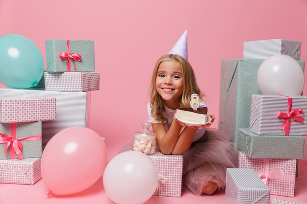 Retrato de una niña encantadora con un sombrero de cumpleaños