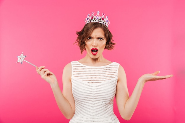 Foto gratuita retrato de una niña enojada con corona