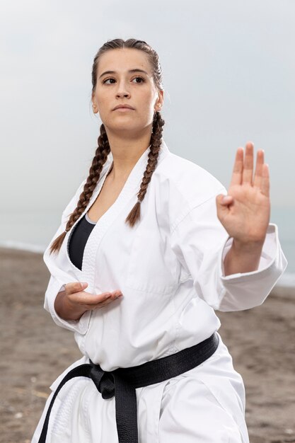 Retrato de niña entrenando en traje de karate