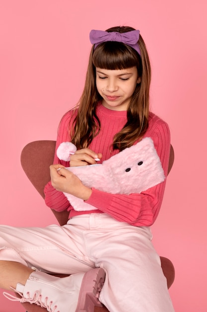 Retrato de niña escribiendo en su cuaderno