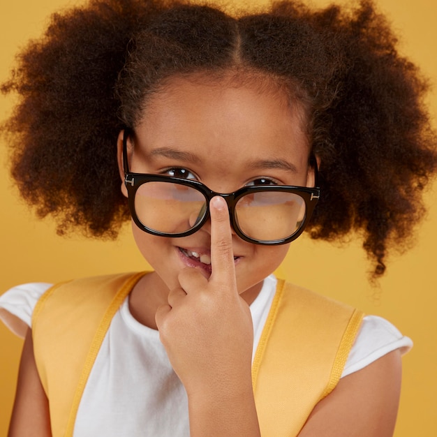 Retrato de niña de la escuela pequeña con gafas