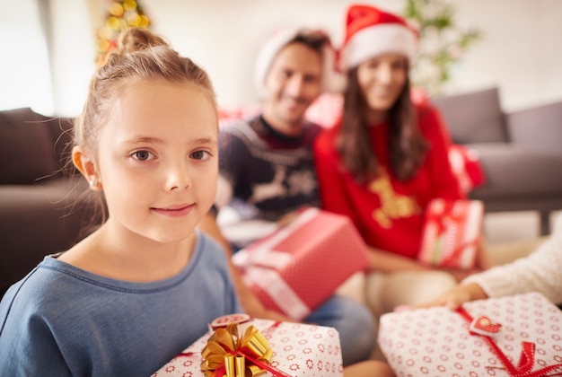 Retrato de niña con familia en Navidad