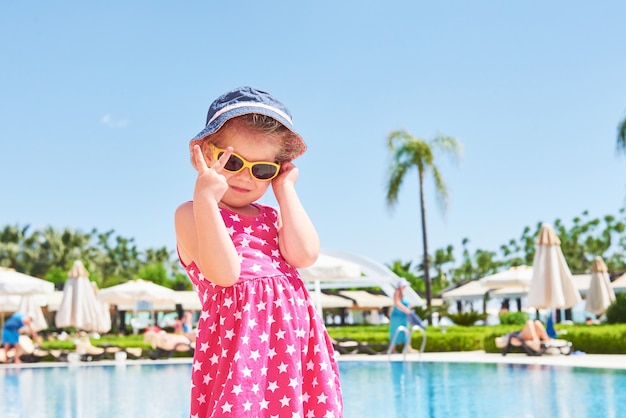 Retrato de una niña feliz al aire libre en verano. Amara Dolce Vita Hotel de lujo. Recurso. Tekirova-Kemer. Pavo.