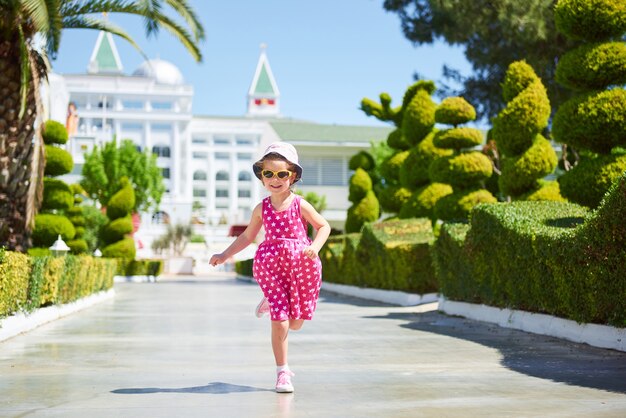 Retrato de una niña feliz al aire libre en verano.