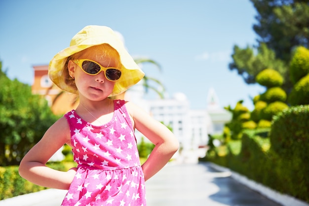 Retrato de una niña feliz al aire libre en verano.