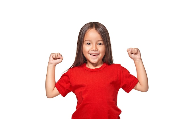 Retrato de una niña feliz con los brazos levantados en el aire aislado sobre fondo blanco.