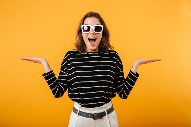 Retrato de una niña feliz en gafas de sol