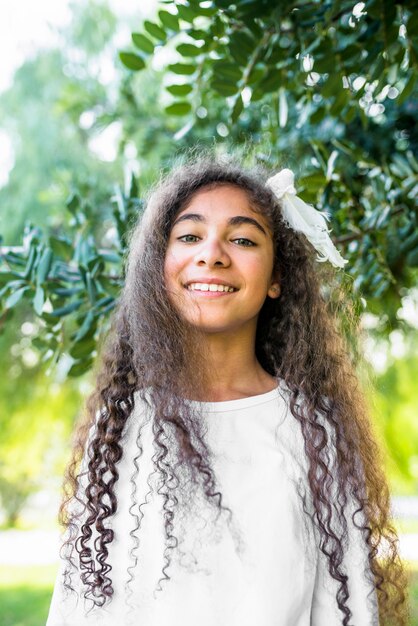 Retrato de una niña feliz mirando a cámara