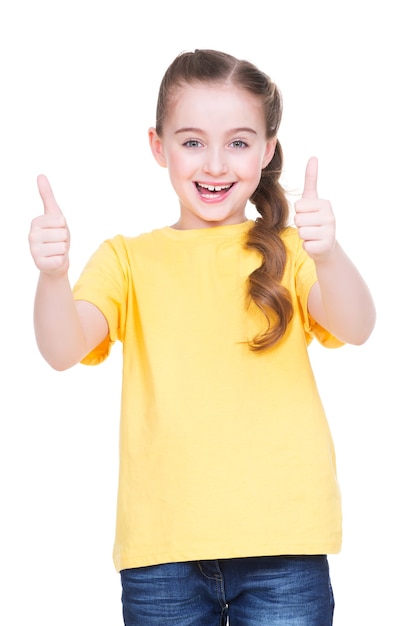 Foto gratuita retrato de niña feliz mostrando los pulgares para arriba gesto en camiseta amarilla, aislado sobre fondo blanco.