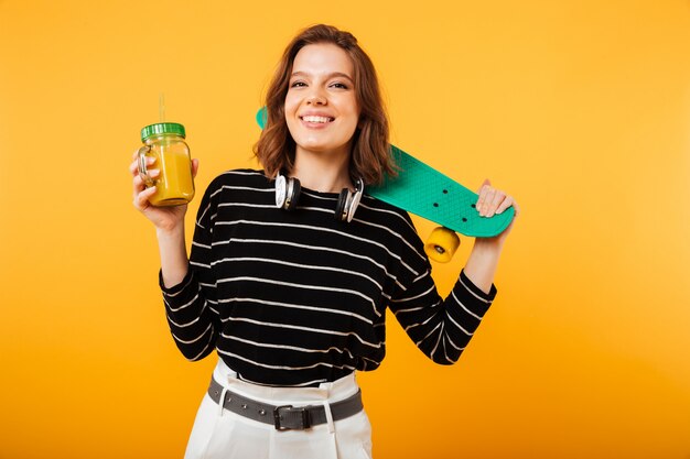 Retrato de una niña feliz con patín