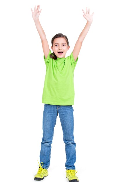 Retrato de niña feliz riendo con las manos levantadas - aislado sobre fondo blanco.