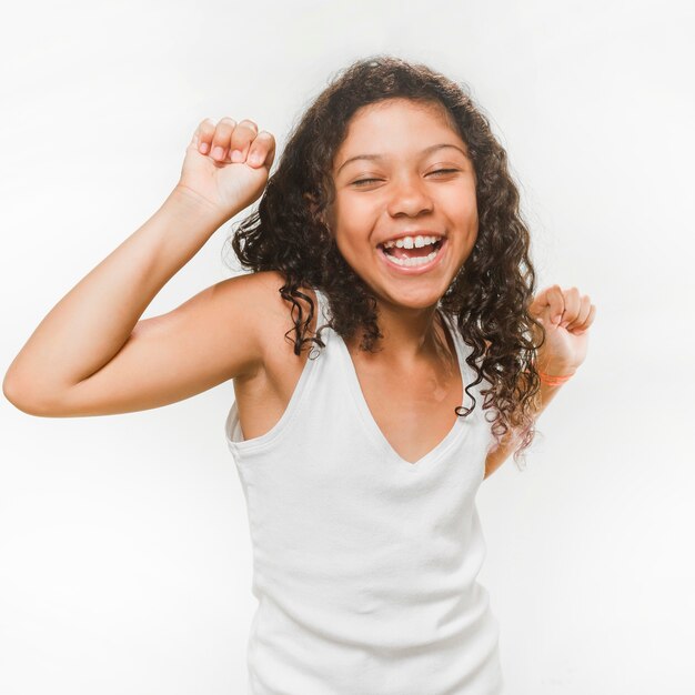 Retrato de una niña feliz sobre fondo blanco