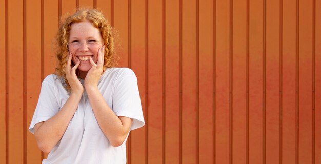 Retrato de niña feliz sonriendo con espacio de copia