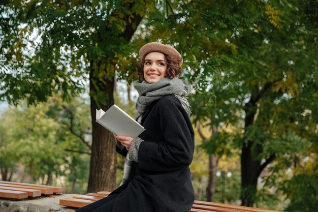 Retrato de una niña feliz vestida con ropa de otoño