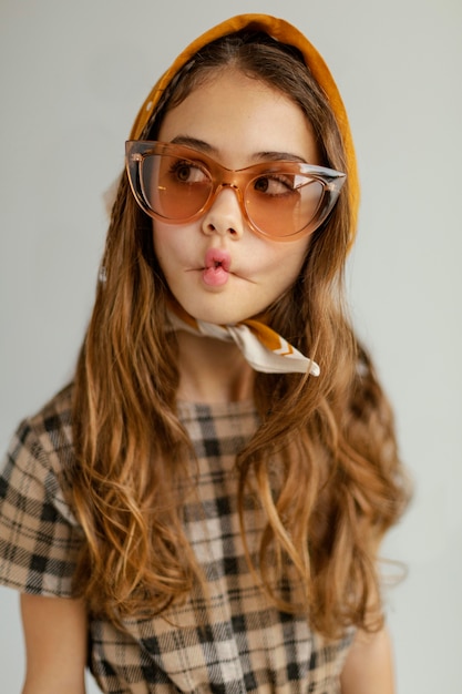 Foto gratuita retrato de niña con gafas de sol