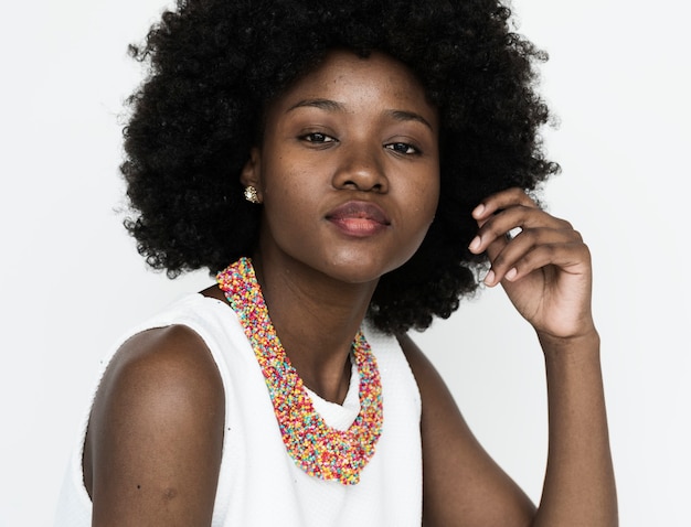 Retrato de una niña con gran cabello afro