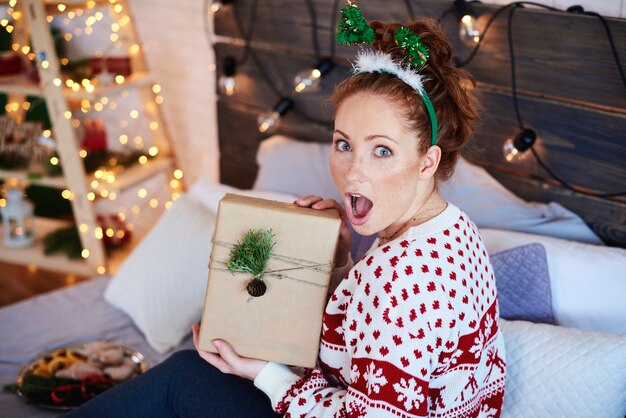 Retrato de niña gritando con regalo de Navidad