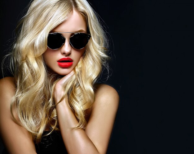 Retrato de niña hermosa linda mujer rubia en gafas de sol con labios rojos