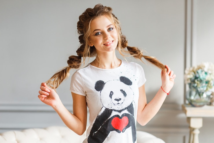 Foto gratuito retrato de niña hermosa con ojos marrones y cabello en una coleta sonriendo