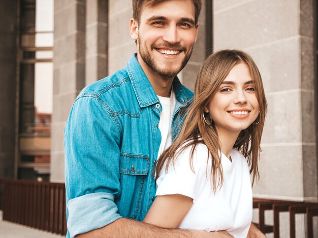 Retrato de niña hermosa sonriente y su novio guapo. Mujer en ropa casual jeans de verano. . Abrazando