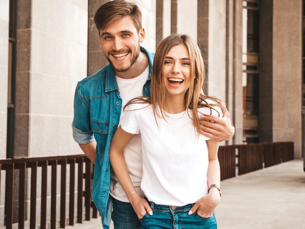 Retrato de niña hermosa sonriente y su novio guapo. Mujer en ropa casual jeans de verano. . Abrazando