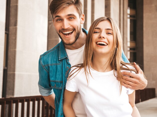 Retrato de niña hermosa sonriente y su novio guapo. Mujer en ropa casual jeans de verano. . Abrazando