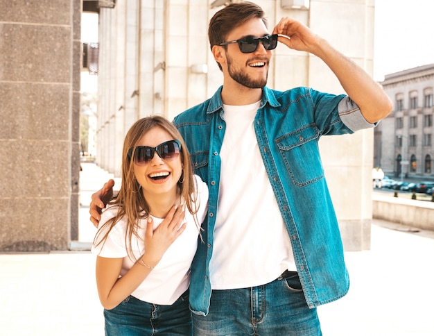 Retrato de niña hermosa sonriente y su novio guapo. Mujer en ropa casual jeans de verano.