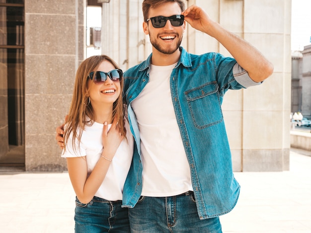 Foto gratuita retrato de niña hermosa sonriente y su novio guapo. mujer en ropa casual jeans de verano.