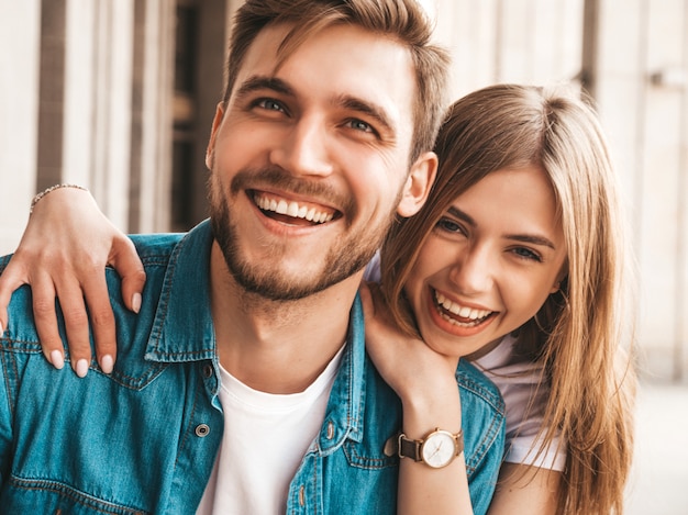 Retrato de niña hermosa sonriente y su novio guapo. Mujer en ropa casual jeans de verano.