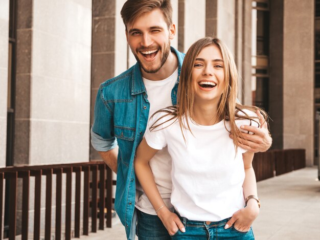 Retrato de niña hermosa sonriente y su novio guapo. Mujer en ropa casual jeans de verano.