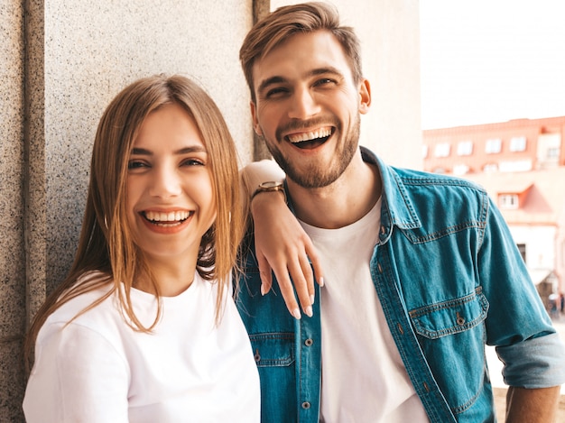 Retrato de niña hermosa sonriente y su novio guapo. Mujer en ropa casual jeans de verano.