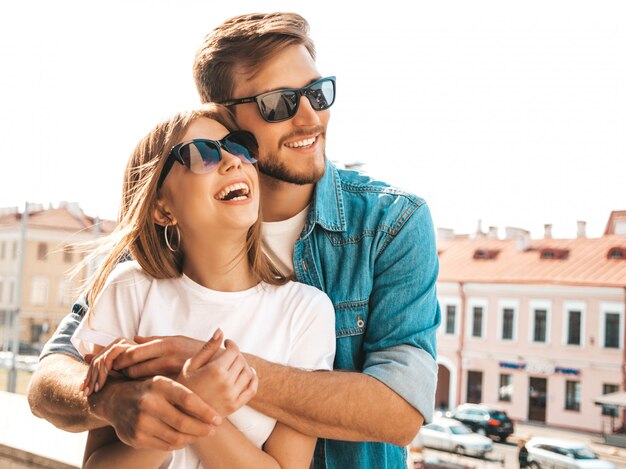 Retrato de niña hermosa sonriente y su novio guapo. Mujer en ropa casual jeans de verano.