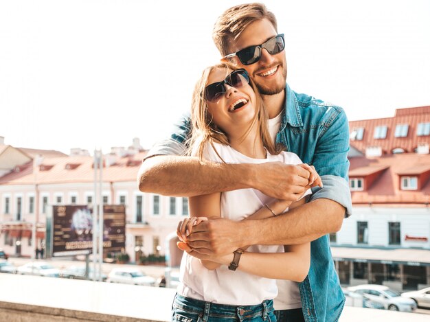 Retrato de niña hermosa sonriente y su novio guapo. Mujer en ropa casual jeans de verano.