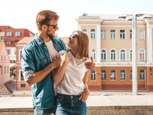 Retrato de niña hermosa sonriente y su novio guapo. Mujer en ropa casual jeans de verano.