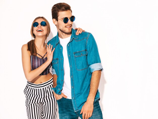 Retrato de niña hermosa sonriente y su novio guapo riendo. Feliz pareja alegre en gafas de sol.