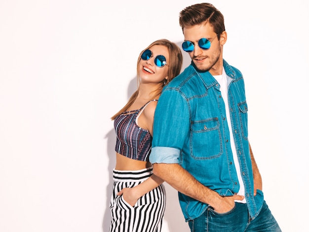 Retrato de niña hermosa sonriente y su novio guapo riendo. Feliz pareja alegre en gafas de sol.