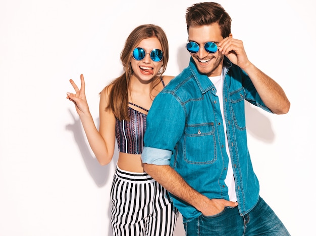 Retrato de niña hermosa sonriente y su novio guapo riendo. Feliz pareja alegre en gafas de sol.