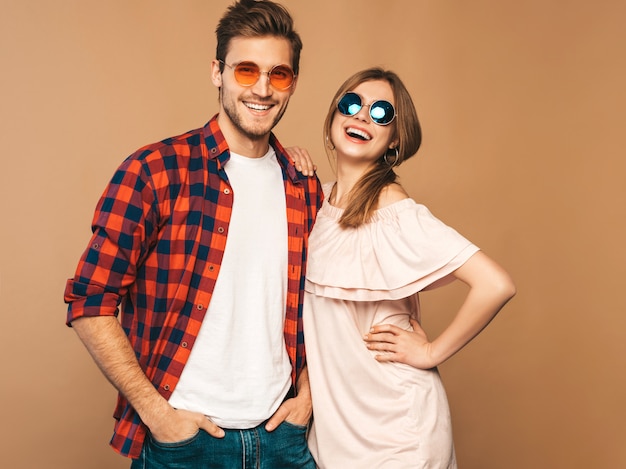 Retrato de niña hermosa sonriente y su novio guapo riendo.