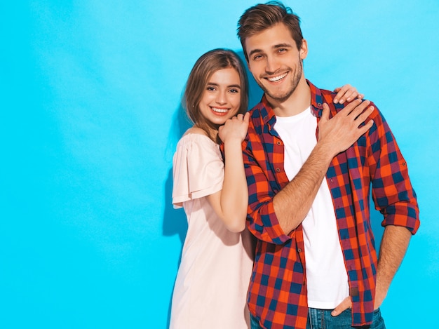 Retrato de niña hermosa sonriente y su novio guapo riendo.