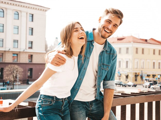 Retrato de niña hermosa sonriente y su novio guapo en ropa casual de verano. . Abrazando