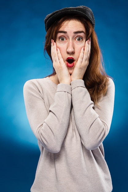 Retrato de niña hermosa sorprendida