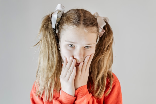 Foto gratuita retrato de una niña infeliz