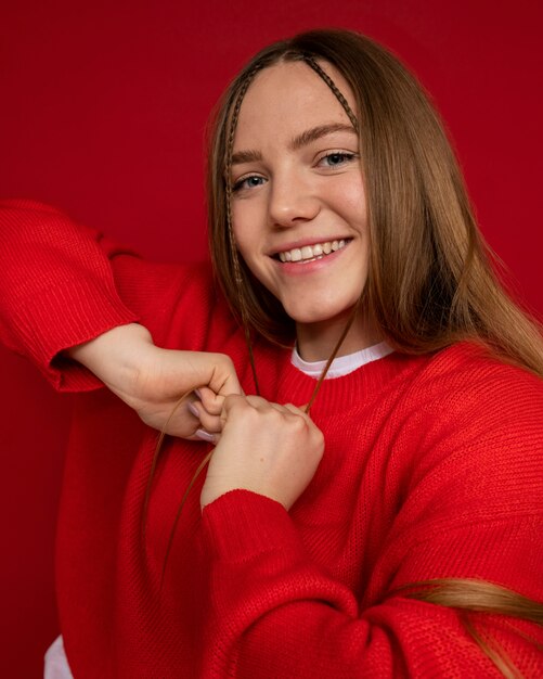 Retrato, de, un, niña joven, bailando, y, sonriente