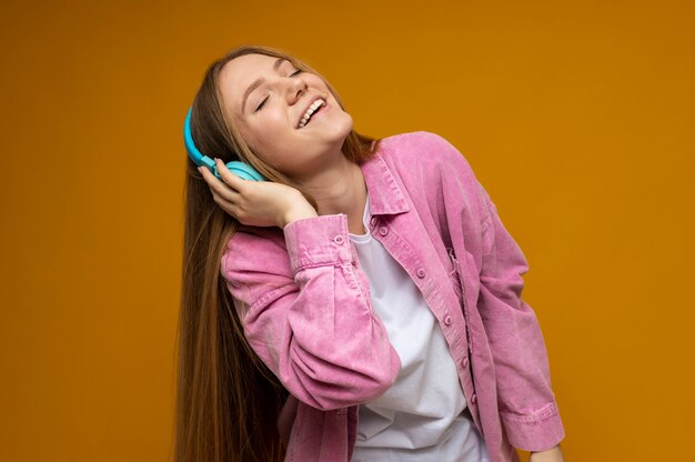 Retrato, de, un, niña joven, escuchar música