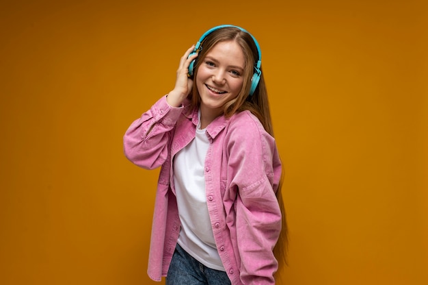 Retrato, de, un, niña joven, escuchar música
