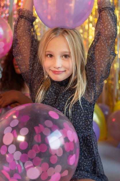 Retrato, niña joven, en, fiesta, con, globos
