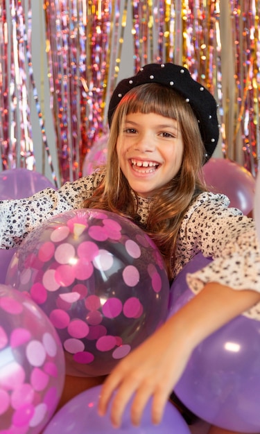 Retrato, niña joven, en, fiesta, con, globos