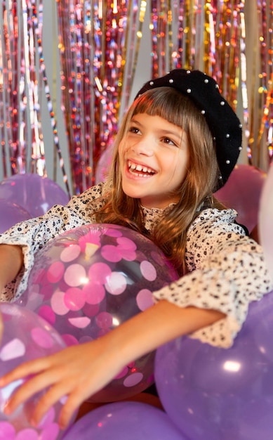 Retrato, niña joven, en, fiesta, con, globos