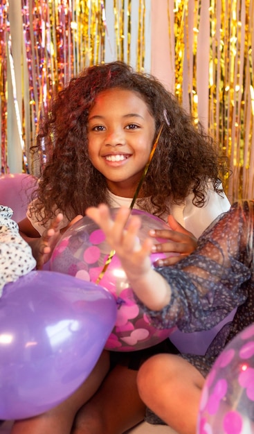 Retrato, niña joven, en, fiesta, con, globos